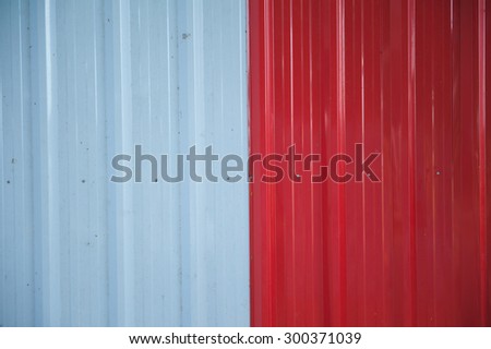Zinc sheets adept use of temporary barrier walls.