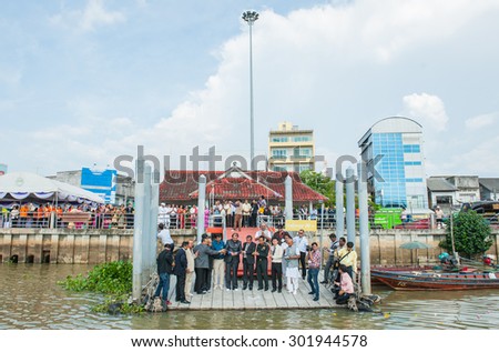 Suratthani,Thailand, July 23,2015: People in the province and the management of alcohol in Gujarat ritual worship river Tapi. That July 23 is the birthday Tapi River. The city and the river too.