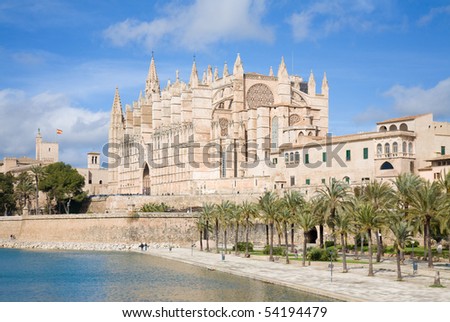 Palma de Mallorca; view over water feature; towars the cathedral La Seu;