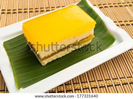homemade sponge cake on green banana leaf in whit plate
