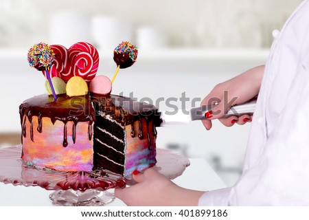 the confectioner cuts cake