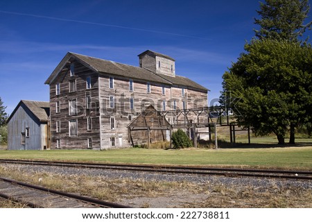 Historic old flour mill beside the railroad tracks, Oakesdale , Palouse Valley, eastern Washington State