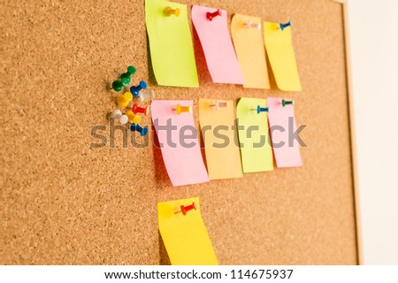 Reminder sticker note with pins on board