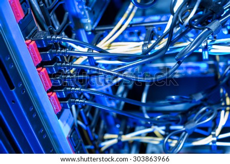 Electrical connection of internet servers in datacenter