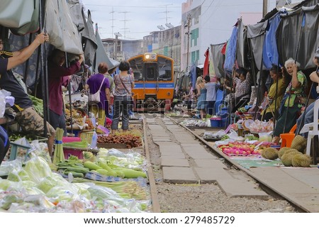 MAE KONG MARKET SUMUTHSONGKRAM,THAILAND-JULY 30 2014:\
The market market where they have to prepare to fold down umbrella or awning to let the trains pass through