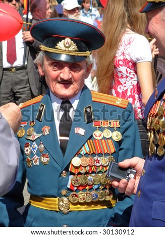 KIEV, UKRAINE - MAY 9: War veterans at ceremonial parade at Kiev main street - Khreshchatyc - dedicated to the 64th Anniversary of victory in Great Patriotic War (World War II) May 9, 2009 in Kiev.
