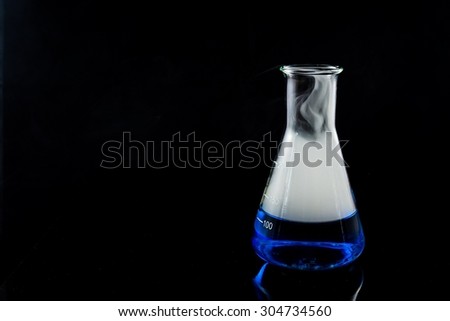 glas with a blue liquid used for chemical analysis