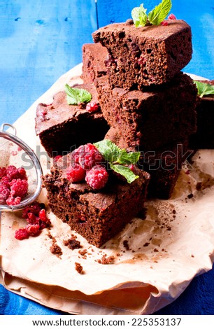 chocolate brownie with raspberry and mint