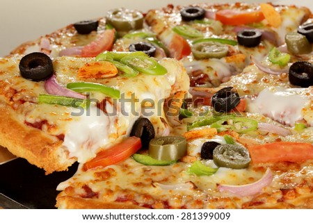 Cheesy vegetable pizza