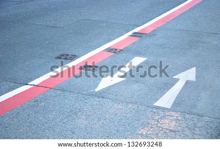 Arrows pointing in opposite directions road markings