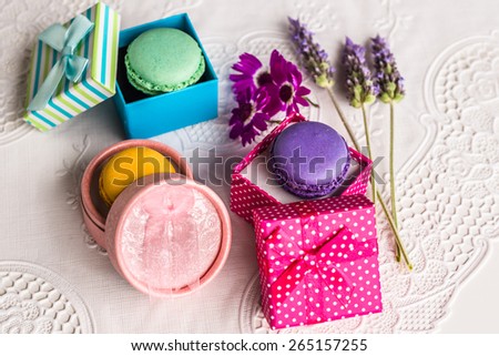 Aerial view colorful french macarons food in vintage style boxes
Delicious biscuit merinque from France in small retro gift box with lilac lavender on lace table for bakery business website blog book