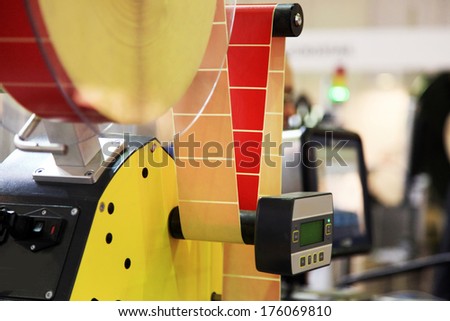 Automated labeling machine equipment with with a roll of labels