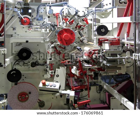 Automatic machine for packing tea in bags and boxes
