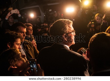 Jeb Bush speaks to reporters outside a home in Dover, NH, USA, March, 13 2015