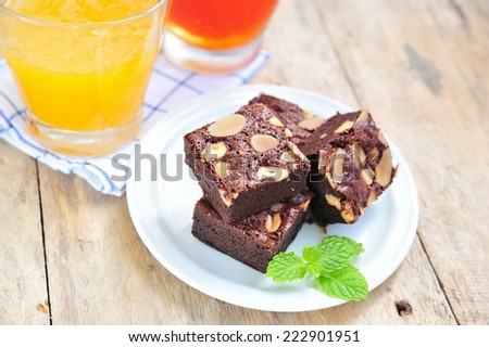 Cake chocolate brownies with nuts orange juice.