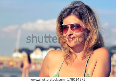 Beautiful Caucasian girl retro portrait outdoor enjoying the sun by the sea - Young woman retro fashion shoot by the sea