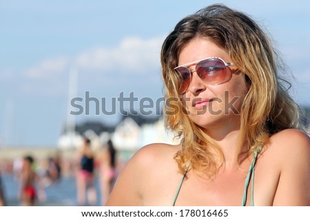 Beautiful girl natural looking portrait outdoor enjoying  the sun by the sea - Young woman fashion shoot by the sea