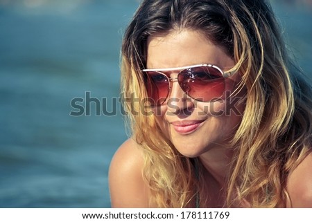 Beautiful girl portrait outdoor by the sea - Young Caucasian women retro style fashion shoot