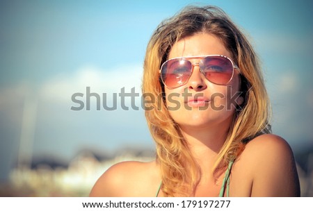 Beautiful Caucasian girl retro style portrait  by the sea - Fashion woman retro portrait outdoors
