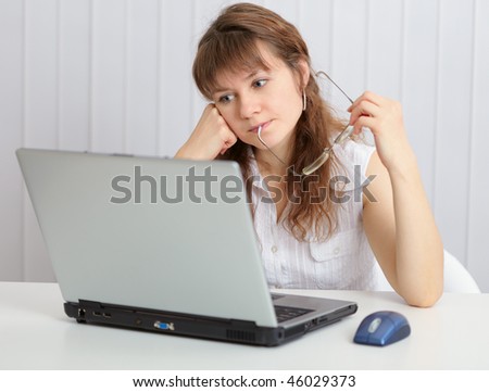 Woman works with a laptop computer to the Internet