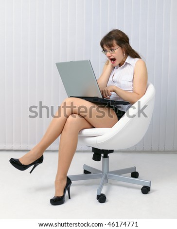The frightened woman looks at a computer screen