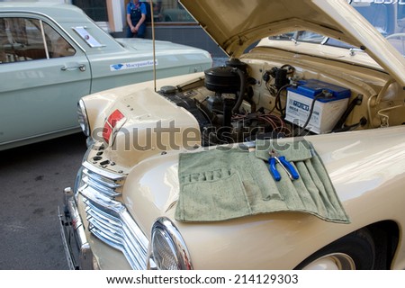 MOSCOW, RUSSIA - July 26, 2014: Tools and open the hood of the car GAZ-M20 \