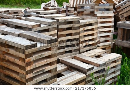 Construction site wooden support cubes for modular building units