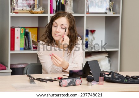 employee of the office is painted in working hours