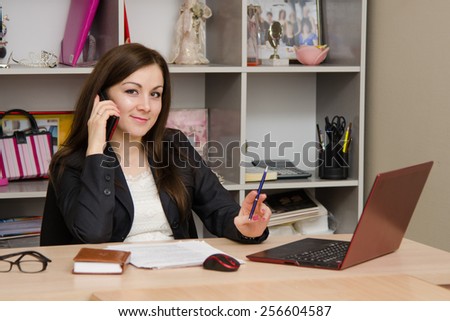 employee of office is a telephone conversation at computer