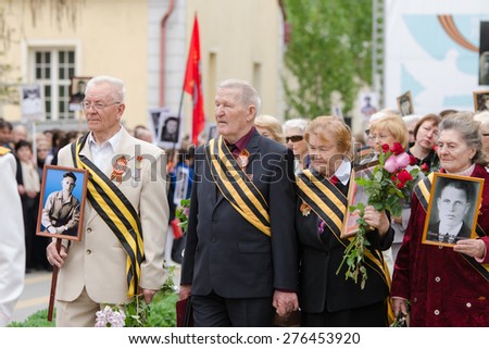 Volgograd, Russia - may 07, 2015: War veterans at monument to fallen wars with pictures of dead soldiers