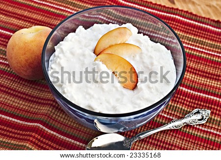 Bowl of cottage cheese with fresh peaches