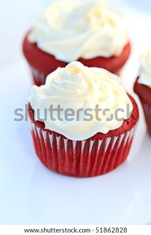 اروع تشكيلة لمحبي الكاب كيك Stock-photo-red-velvet-cupcake-with-buttercream-icing-shallow-dof-51862828