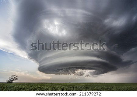 Amazing supercell thunderstorm over the Great Plains