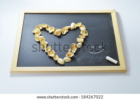 Whiteboards, nut shell, nut shell fragments. Heart is To know the love to witness.