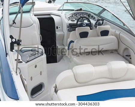 Steering wheel command pilot place on a white luxury yacht