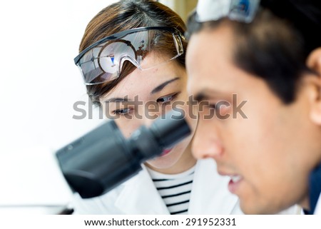 2 Researcher working together in a Biochemistry Lab
