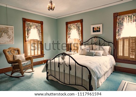 Iron Bed in Teal Bedroom od Old Victorian Home