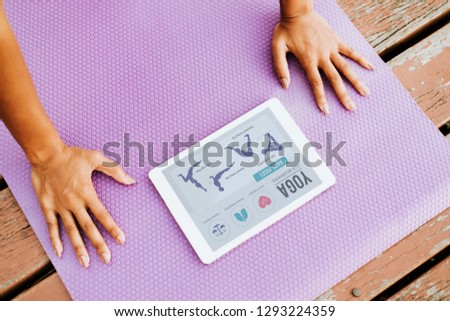 Black lady doing a yoga according to a video clip