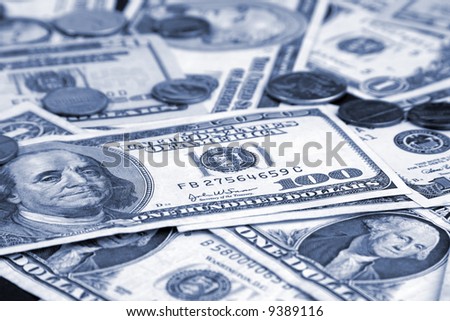 100 american dollars bill with cent and quarter coins