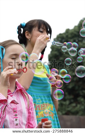 The child inflates soap bubbles