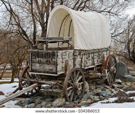 Covered wagon at Farewell bend state Park on the Snake River in Oregon near the Idaho Oregon border
