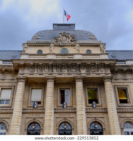 Facade of the Palace of Justice in Paris with the words liiberte, egalite, fraternite.