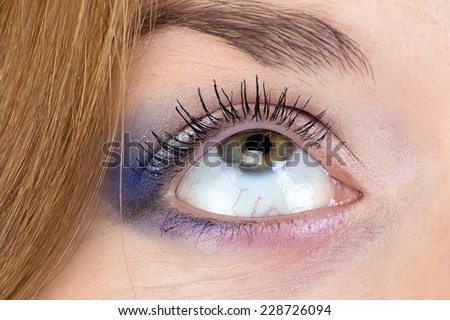 Photo of green woman\'s eye looking up - close up
