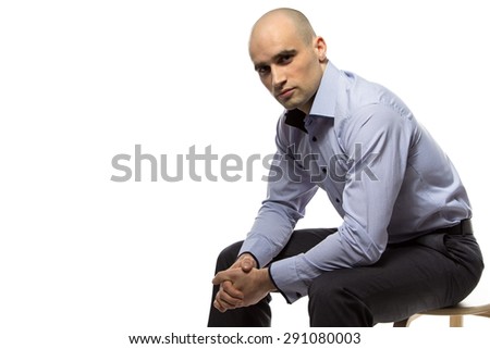 Photo sitting hairless business man on white background