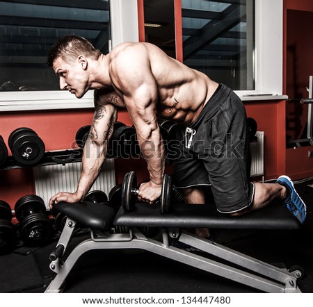 Image of bodybuilder who is building up his triceps