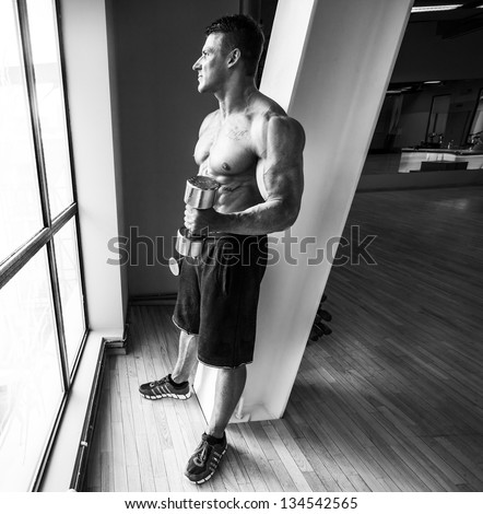 Black and white image of bodybuilder who is having work out
