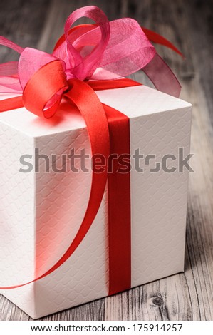 Cube gift box with pink and red bows