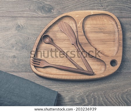 A wooden plate and wooden cutlery