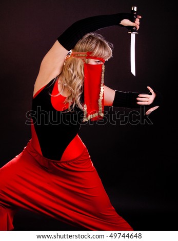 Picture of blond woman holding a dagger and going to fight
