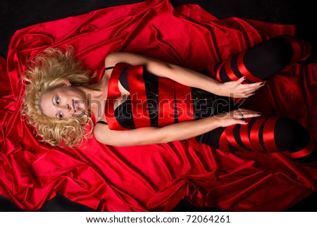Blond woman posing on red carpet